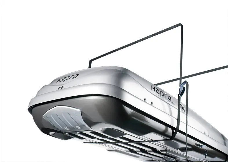 Een Hapro Dakkoffer opgetakeld in een Hapro Dakkoffer Lift.